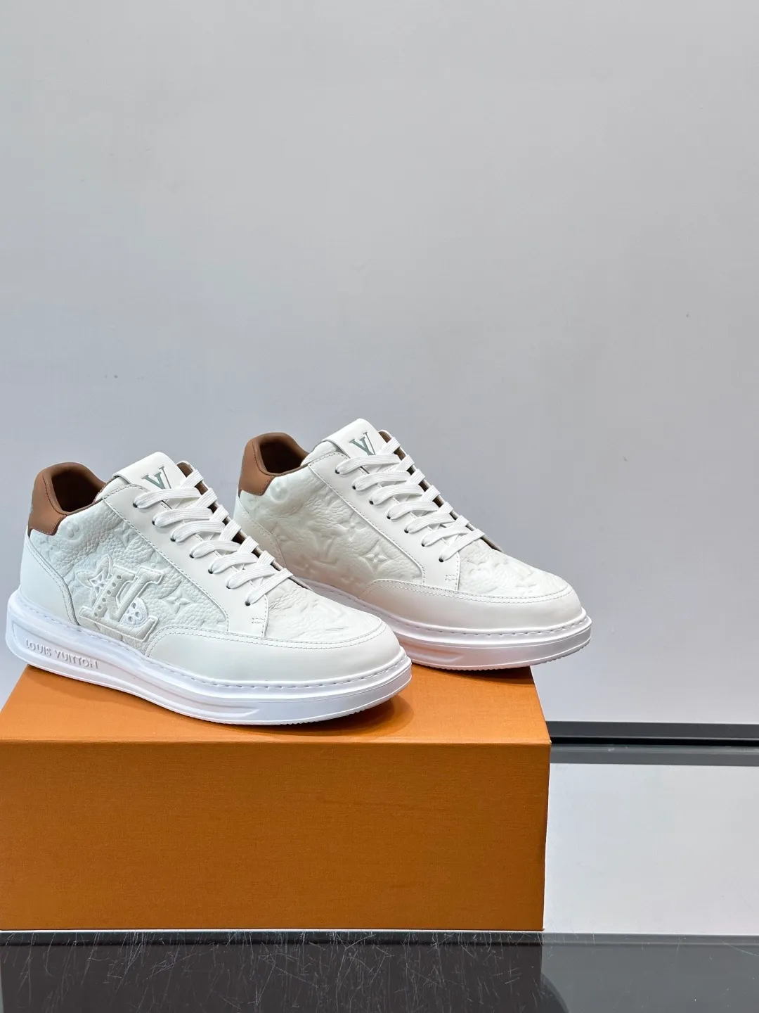 Men's shoes 💰p400 "＊OUIS ＊UITTO＊" Men's sports shoes, grained cow leather are low-key and recognizable. The rubber sole is thick and lightweight, the padded insole + technical lining make it super comfortable to wear! The main color with brown details is versatile and fashionable, and can be worn for daily leisure or business ~ LV embossing on the side of the shoe + brand logo on the sole, perfect details! size: 38-44 (45 customized)